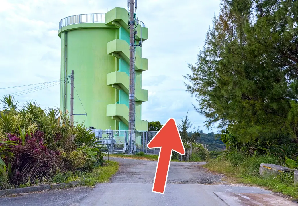 ❼直進すると緑の建物が左手に見えてきます。