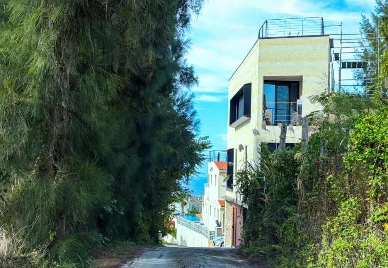 ❽直進すると右手が現地です。